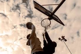 详解棒球规则中的“同时触垒”判定及录像回放判罚准则