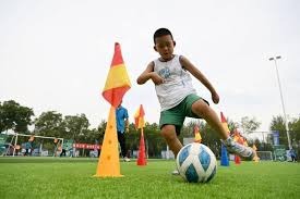 欧冠淘汰赛附加赛次回合｜ 单场7人破门+欧冠史第2大分差 大巴黎向红军 巴塞下马威